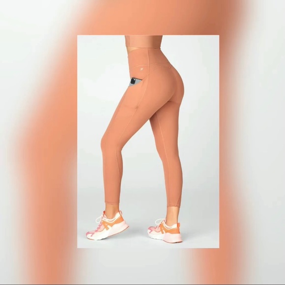 NEW FABLETICS High Waisted Leggings with pockets - Picture 2 of 4